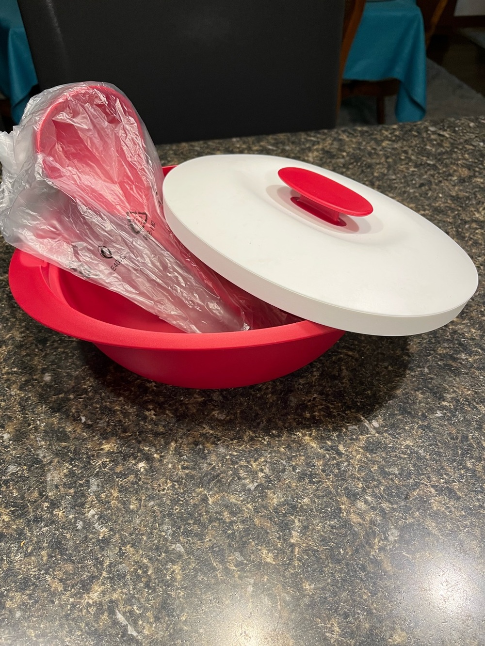 Tupperware Essentials Red and White Soup Server with Ladle 1.8 Liter (7.5 cups)